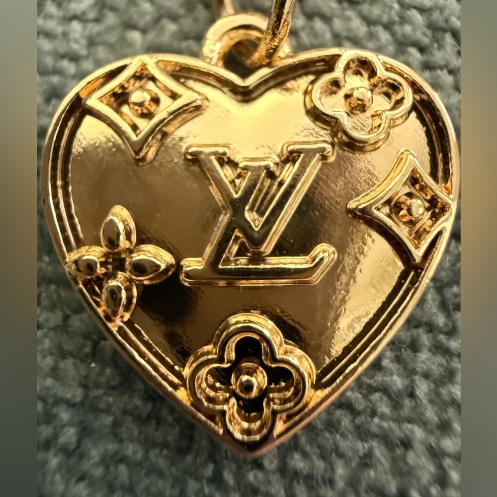 LV Gold Heart Pendant Necklace - Picture 3 of 4